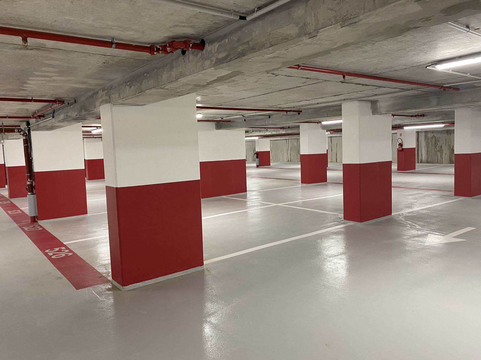 Poteaux et tuyauterie peints en rouge bordeaux, France